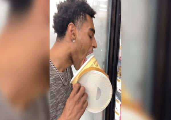 החזיר למקפיא גלידה שליקק בסופר ושילם על כך בגדול