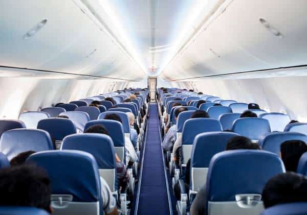 טרגדיה במהלך טיסה: נוסעת פתחה את דלת המטוס כשהוא באוויר