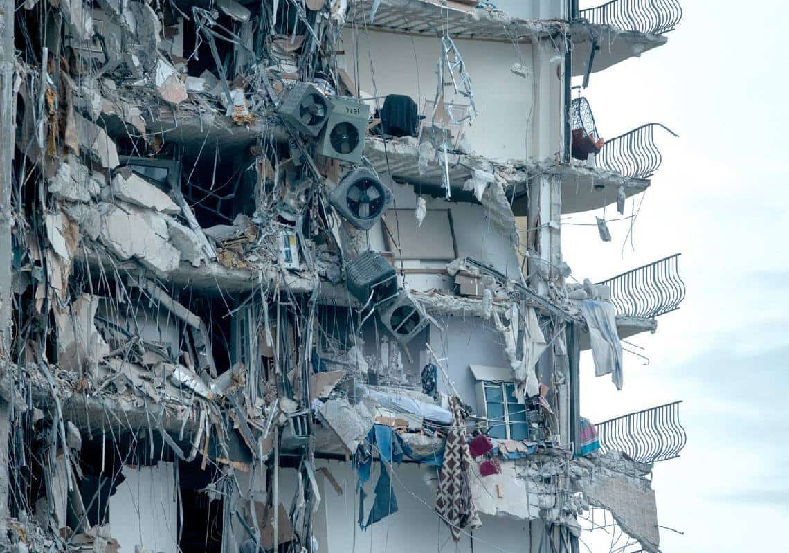 "זה נשמע כמו פצצה": עדויות סותרות מהשטח לגבי הנסיבות המסתוריות של קריסת הבניין, 99 נעדרים, ביניהם 25 יהודים