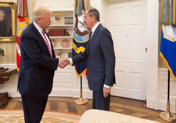 טראמפ במסר תקיף לדיפלומט הבכיר: אל תעזו להתעסק לנו בבחירות