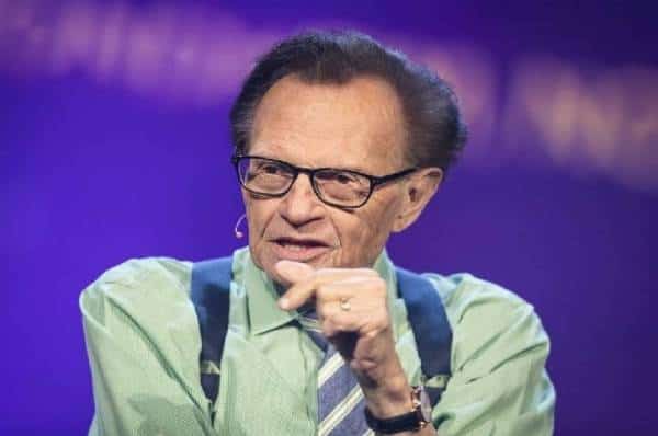 איש התקשורת המיתולוגי לארי קינג מאושפז עם נגיף הקורונה - נאסר על אשתו וילדיו לבקרו