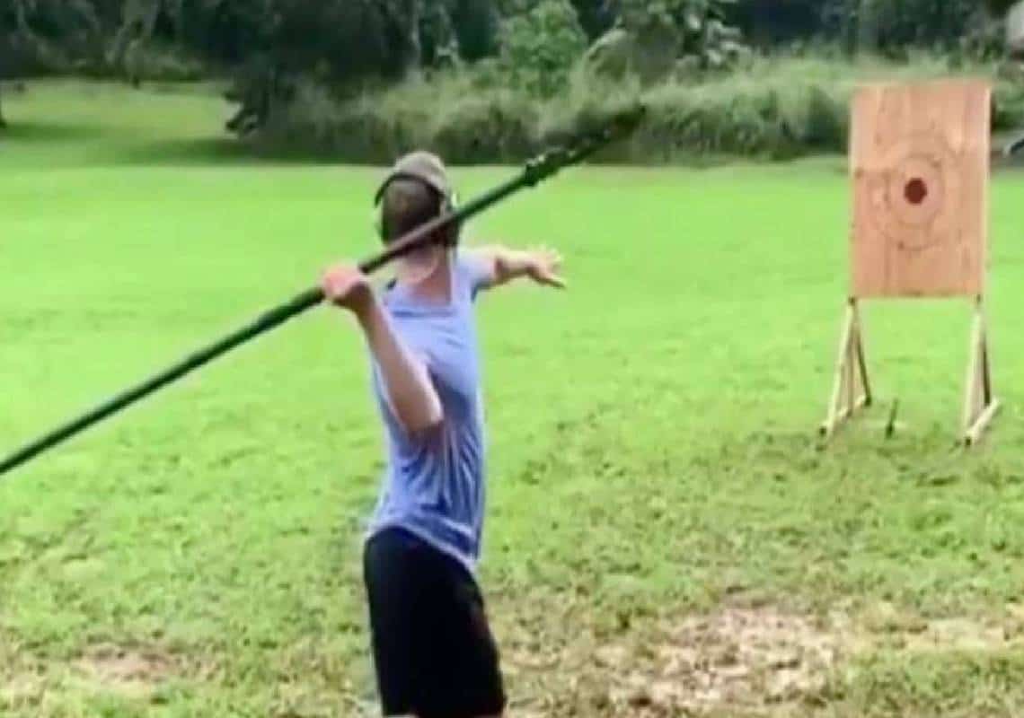 צפו: הסרטון המוזר של היום - מארק צוקרברג משתמש בחנית