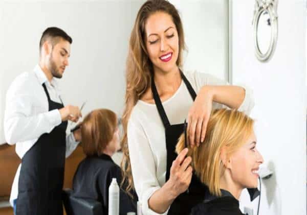 מעצבת השיער המשיכה לעבוד בעודה סובלת מתסמינים וחשפה 91 בני אדם לנגיף הקורונה