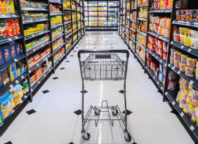 טראמפ מבטל מכסים על מוצרי מזון: נסיגה דרמטית במדיניות הדגל בעקבות סערת יוקר המחיה