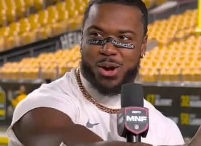 כשהפוליטיקה פרצה למגרש: שחקן יוסטון טקסנס הופיע עם מסר פרו פלסטיני כתוב על פניו – ונענש