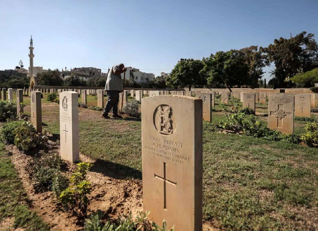 תכנית שטנית: חמאס תכנן לחטוף גופות חיילים בריטיים מבית קברות ישן בעזה 