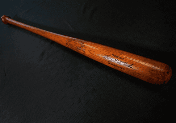 חבטת מיליון הדולר: הפריט הנוסטלגי של אגדת הבייסבול נמכר בסכום עתק בקליפורניה