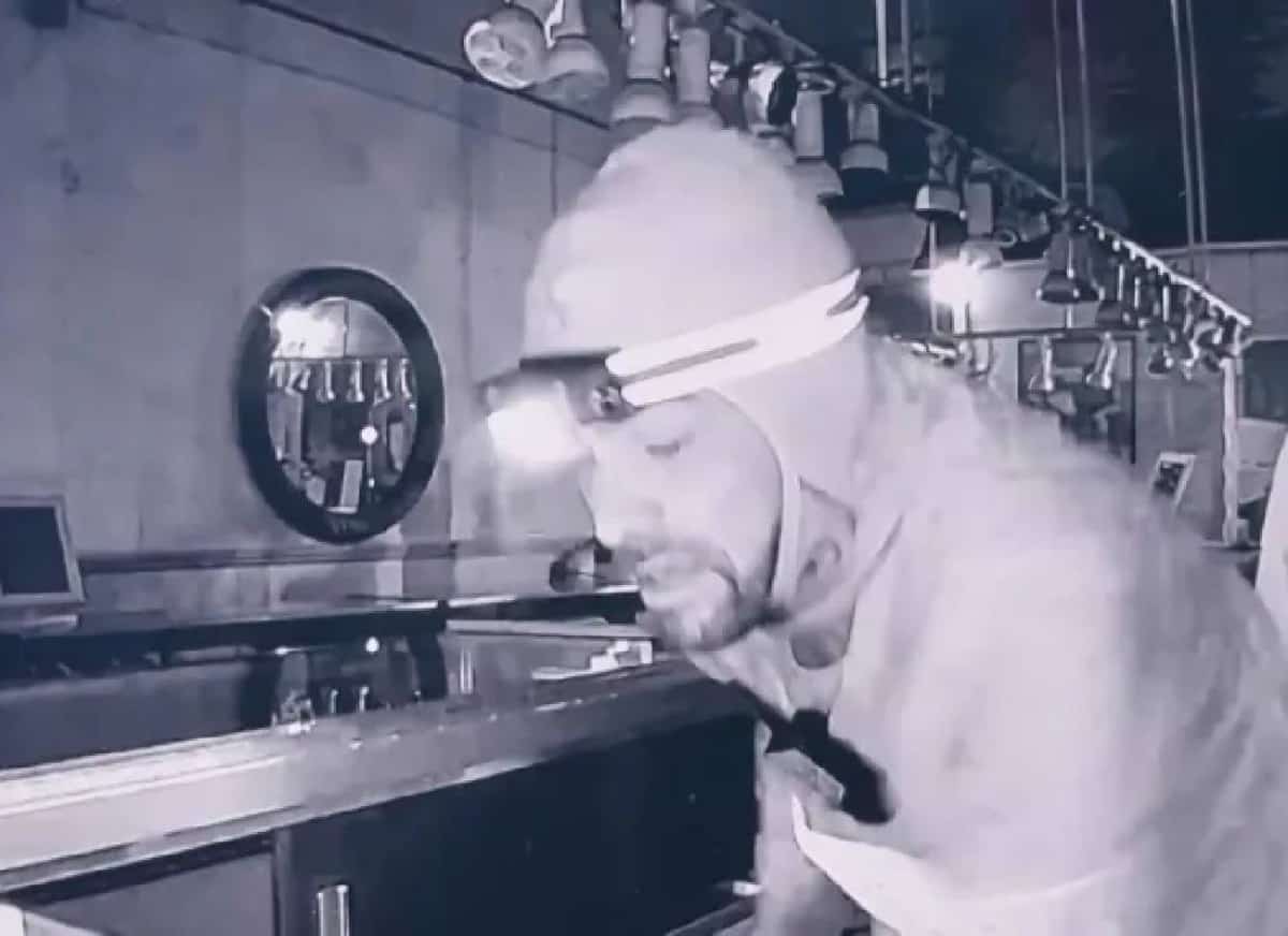 לוס אנג'לס: פורץ חדר דרך התקרה וורוקן חנות תכשיטים בוודלנד הילס תוך 10 דקות - בעוד הבעלים צופים חסרי אונים