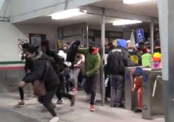 סרטונים קשים: מאות מהגרים בלתי חוקיים פרצו את אזור ההפרדה בגבול המקסיקני בעודם צורחים "ביידן, ביידן"