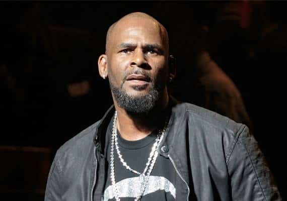 הזמר אר. קלי מואשם ב-10 סעיפים של תקיפה מינית של קטינות