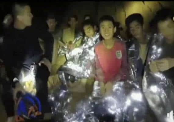 תאילנד: המחלצים נלחמים בגשמים העזים ומגבירים את קצב שאיבת המים מהמערה בה נמצאים 12 הנערים