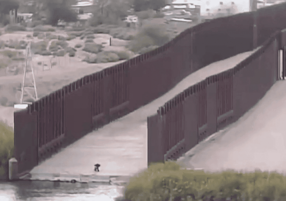 תיעוד עצוב: בן שנה מגואטמלה ננטש בגבול עם ארה"ב 