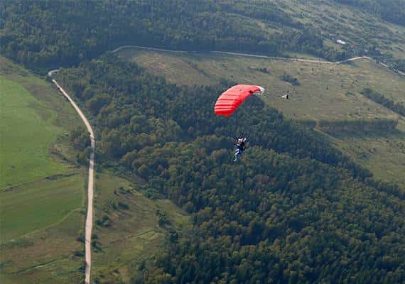מיין: חיפושים אחר מדריך צניחה שנותק מתלמידו בגובה נמוך