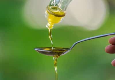 שוט שמן זית על הבוקר - הנוסחה לבריאות או סתם טרנד ברשתות?