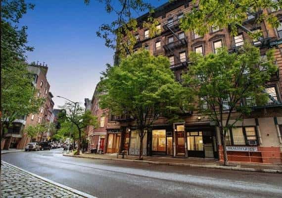 תקיפה בניו יורק בדרך לחדר כושר: צעירה הופתעה והוכתה על ידי אדם זר