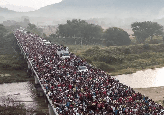 הפנטגון שולח 5,000 חיילים בשירות פעיל לחסום את שיירת המהגרים