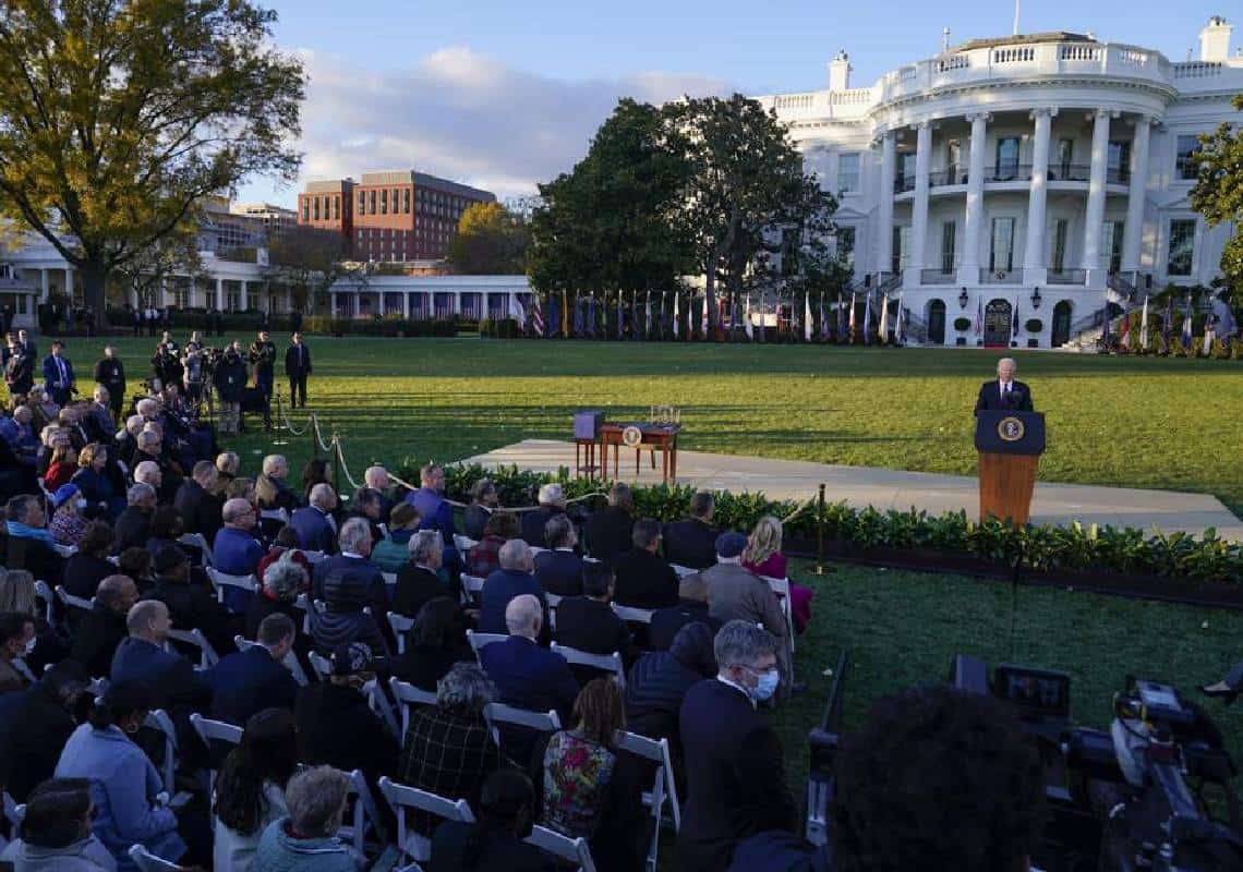 באופן רשמי: הנשיא ביידן חתם על חקיקת התשתיות