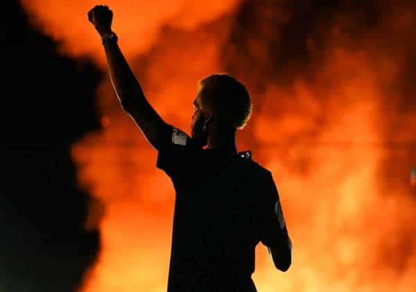 בעקבות פרסום סרטון הרג הצעיר השחור: ראש משטרת אטלנטה התפטרה וסניף הוונדיז בו אירעה התקרית עלה באש