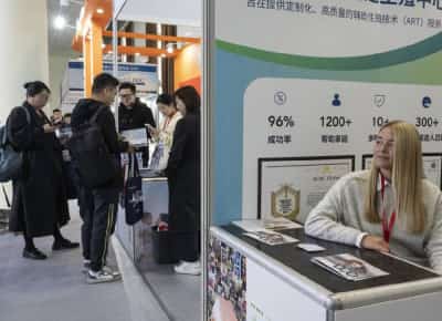 יותר ממאה תינוקות בהזמנה: מיליארדרים סינים משתמשים בפונדקאיות בארצות הברית כדי לבנות שושלות 