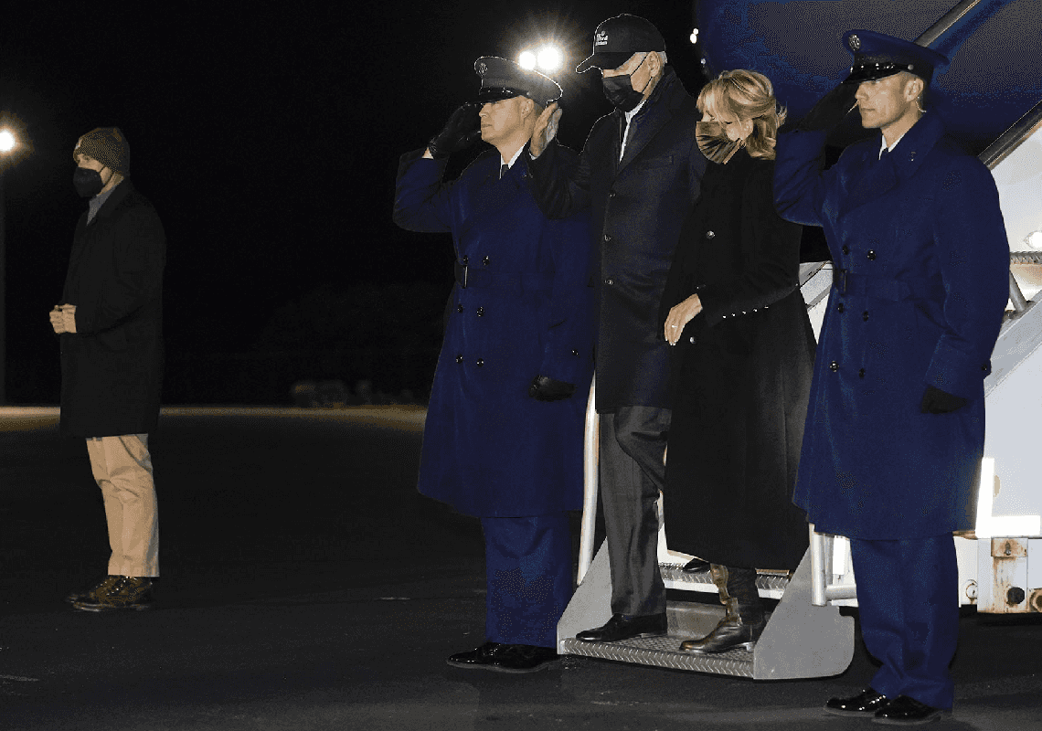 ביידן יצא לחופשת חג בביתו של מיליארדר – וראש האתיקה לשעבר מעלה שאלות 