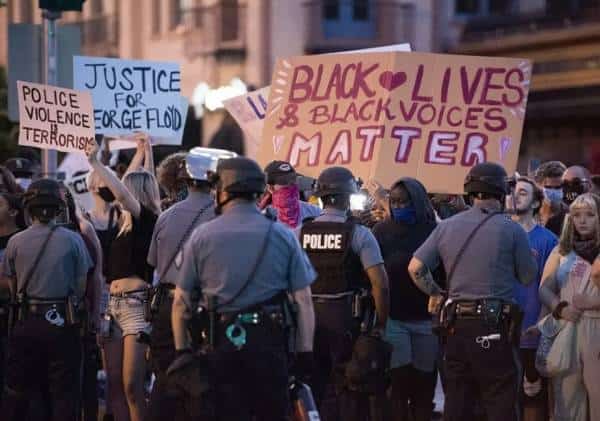 תמונת מצב - בשל חשש להמשך המהומות: העוצר עודנו בתוקף במספר מוקדים ברחבי ארה"ב 