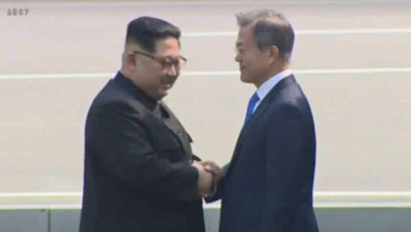 לראשונה מזה עשור: מפגש היסטורי בין מנהיגי צפון ודרום קוריאה