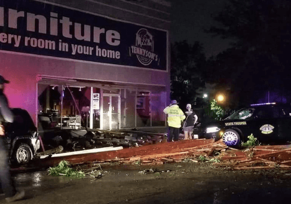 הרוגים ב"טורנדו האלים" שפגע במרכז ארה"ב, רבים לכודים בין הריסות הבתים