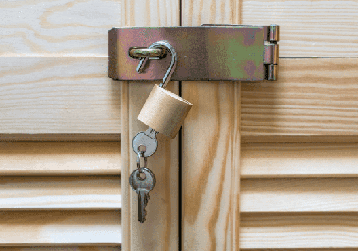 חיפושים אחר גבר שחטף אישה ונעל אותה בארון במשך חודשיים 