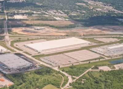 ערי כלא מפח ואלומיניום: כך מקים ממשל טראמפ רשת מחנות מעצר ענקית למהגרים בלב קהילות אזרחיות