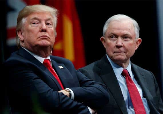 הנשיא ממשיך להעביר ביקורת על סשנס, התובע הכללי מגביל את ידי שופטי ההגירה