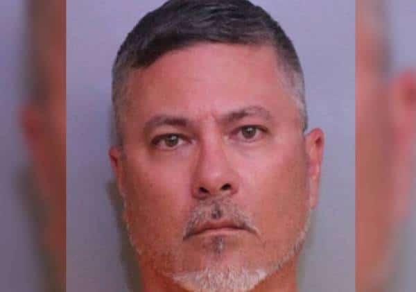 פלורידה: מנהיג הנוער בכנסייה, מאמן כדורגל ומורה לילדים עם צרכים מיוחדים מואשם באחזקת חומרים פדופליים