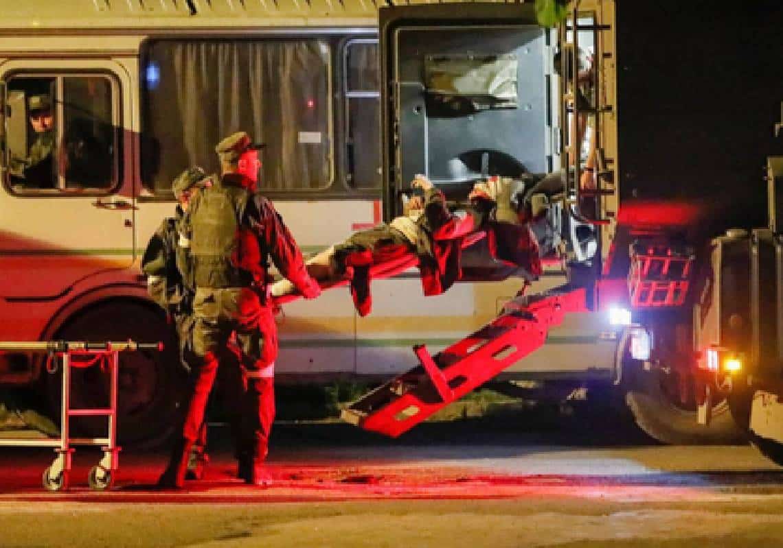 לפחות 300 לוחמי אזוב נכנעים לרוסים במפעל אזובסטל, סוף המצור הממושך