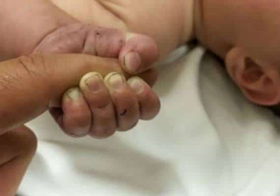 "לאחר שעות של חיפושים, אחד השוטרים שמע בכי של תינוק": בן 5 חודשים ננטש שעות ארוכות ביער - וניצל