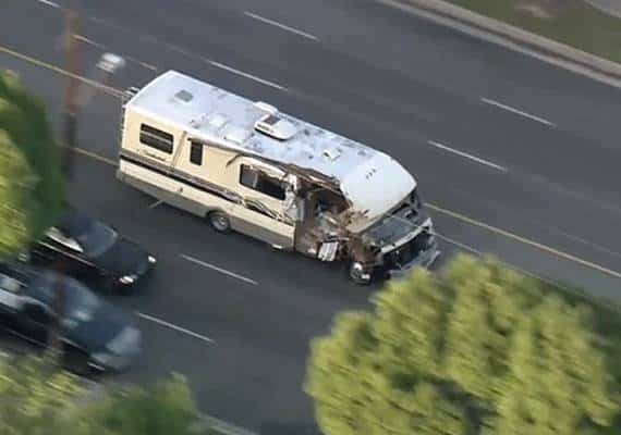 תוצאות קשות למרדף בוואלי לוס אנג'לס: קראוון גנוב התנגש בתושב טרזנה בחניית ביתו 