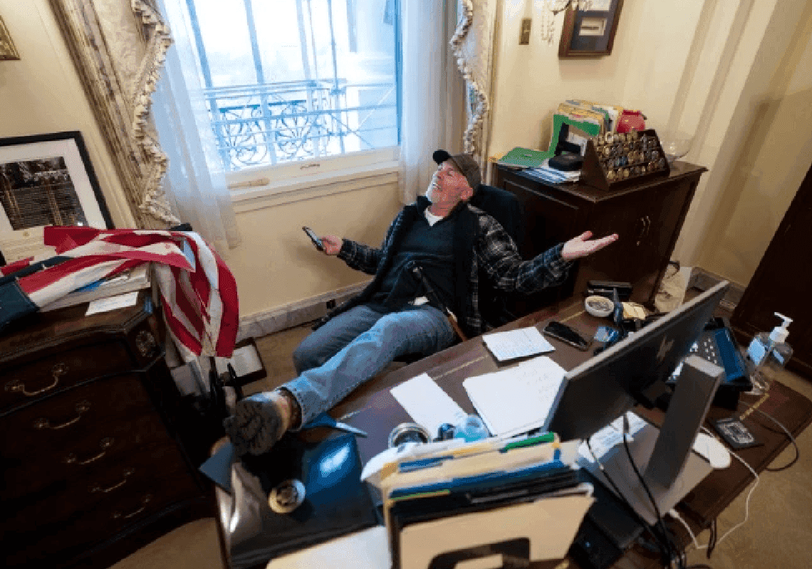 כמעט 5 שנות מאסר לפנסיונר שפרץ לקפיטול ושם את רגליו על שולחנה של יו"ר בית הנבחרים