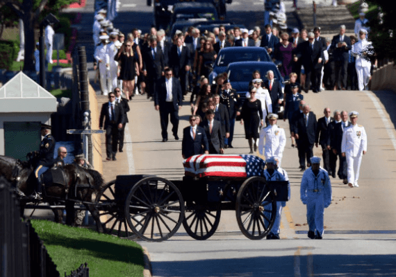 ג'ון מקיין הובא לקבורה באקדמיה של הצי, לצד חברו הטוב מימי הלימודים 