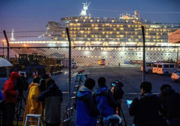 החופשה שהפכה לסיוט: 800 נדבקים ו-10 מקרי מוות בקרב נוסעי "ספינות הקורונה"