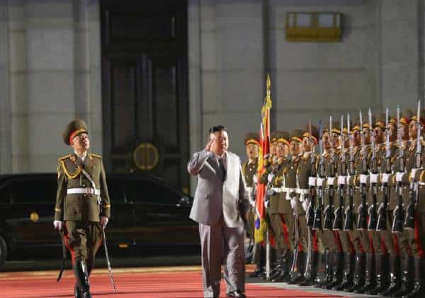 קים ג'ונג-און בכה במצעד הצבאי: "נגייס נשק גרעיני אם נחוש מאויימים", אסטרטג בכיר "הוא השקיע רבות בקשר עם טראמפ"