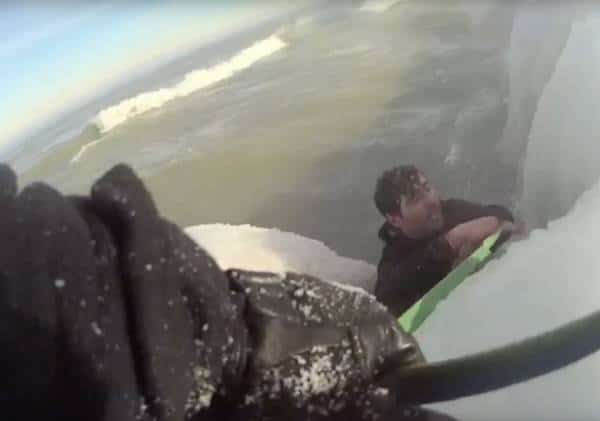 צפו בתיעוד הדרמטי: כך חולץ צעיר שקפץ למים קפואים כדי להציל את כלבו