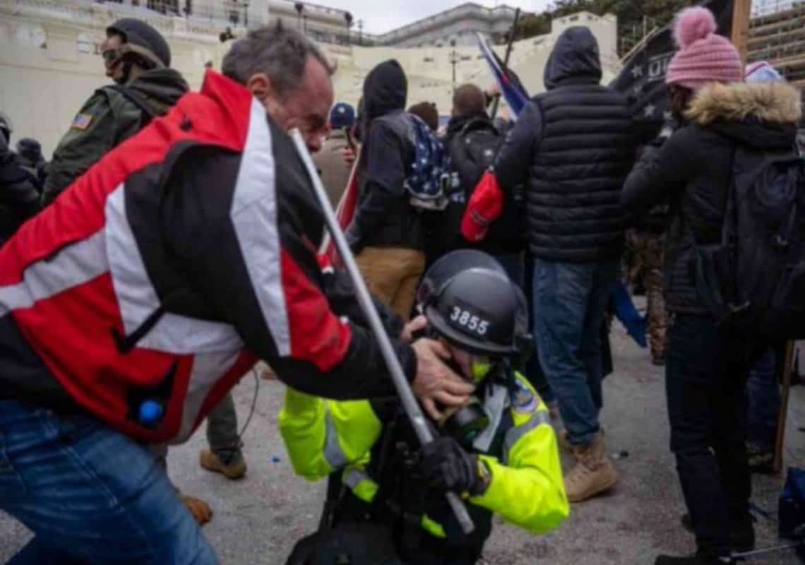 "מעשיו מדברים בעד עצמם": שוטר לשעבר הורשע בתקיפת שוטרים במהלך אירועי ה-6 בינואר