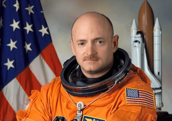 קרב הירושה של ג'ון מקיין מתחמם: הדמוקרטים מציבים אסטרונאוט מול טייסת הקרב