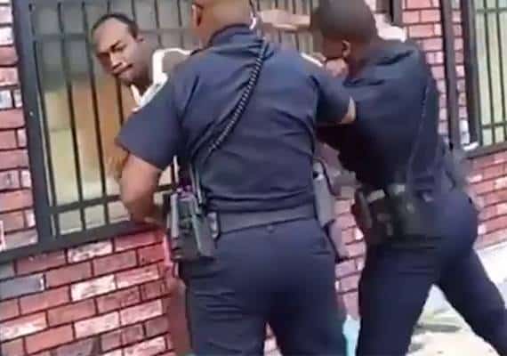 צפו: שוטר בבולטימור תוקף באגרופים אזרח