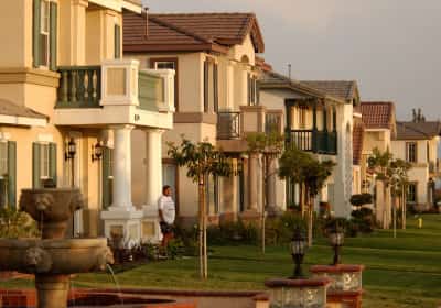 האמריקאים מפסיקים לקנות בתים: השוק קפוא והחלום האמריקאי הופך לחוזה שכירות