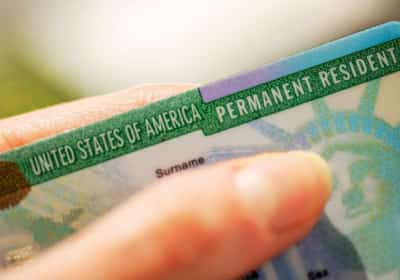 קריסטי נואם טענה שהטיפול בבקשות לגרין קארד הואץ - אך זמני ההמתנה ארוכים מתמיד