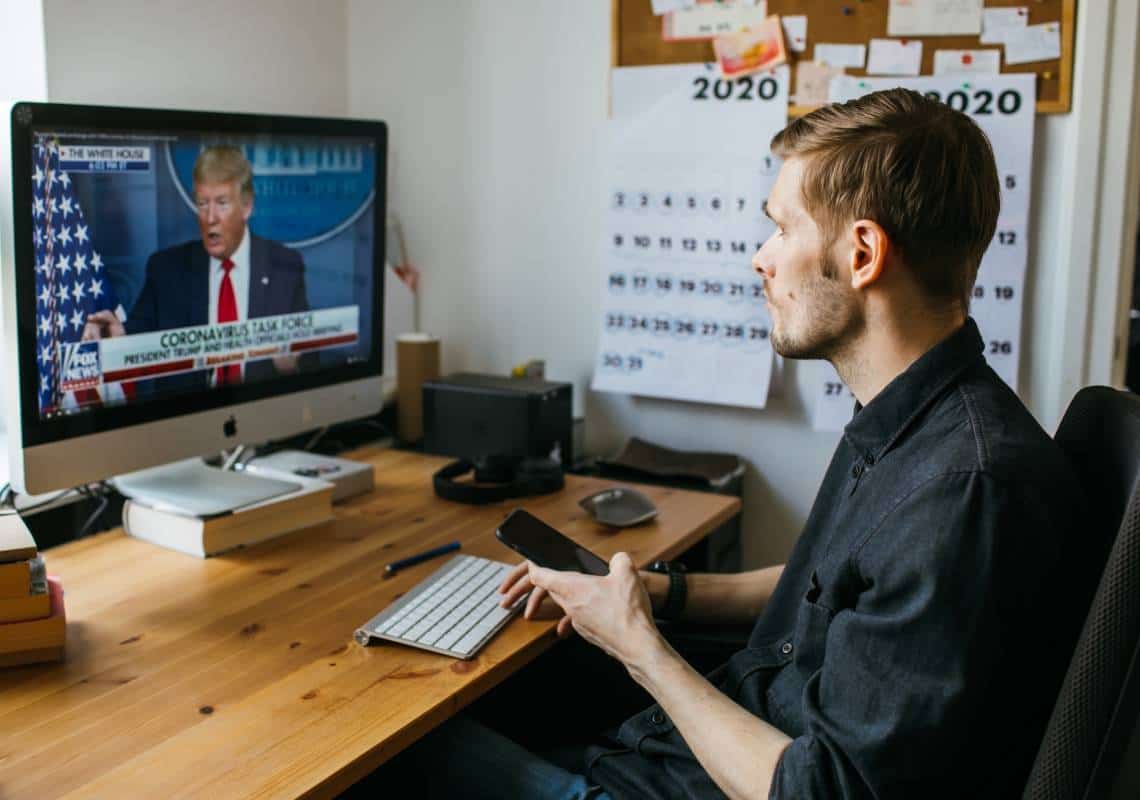 "אפקט הקורונה והשפעת הבחירות": סקר חושף צניחה במספר האמריקאים שצורכים חדשות