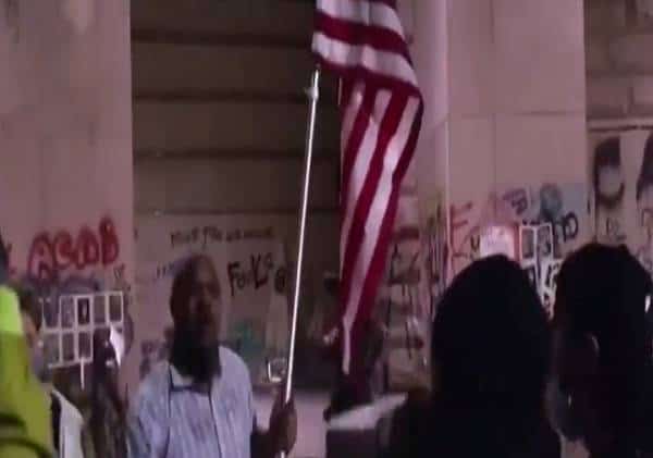 פעילי "אנטיפה" רודפים מפגינים פטריוטים אל ביתם