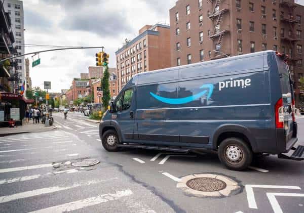 בלי בושה: גנב החבילות התברר כשליח אמזון