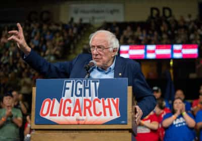 נלחם באוליגרכים, נאבק למען הסביבה - ומבזבז חצי מיליון דולר למטוסים פרטיים: הצביעות של ברני סנדרס