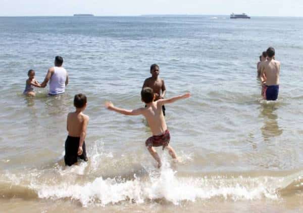 גדרות על חופי העיר ניו יורק: דה-בלאזיו מאיים לחסום את כניסת המתרחצים בחופי העיר באמצעות מחסום פיסי