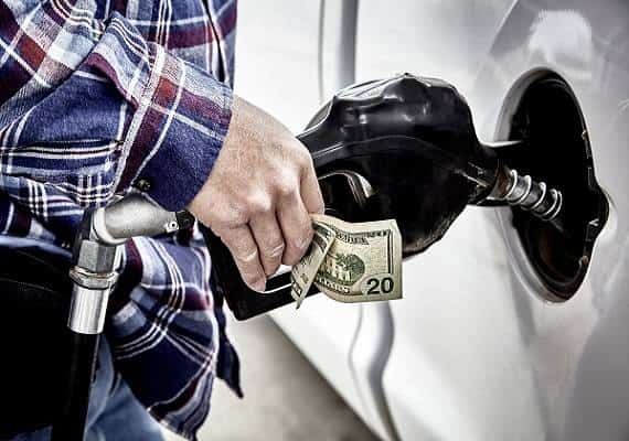 איפה יקר לתדלק? איפה זול? ואיך קליפורניה הצליחה לעקוף את הוואי לרעה?